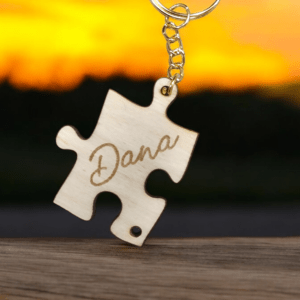 Přívěsek na klíče puzzle se jménem pro ženu
